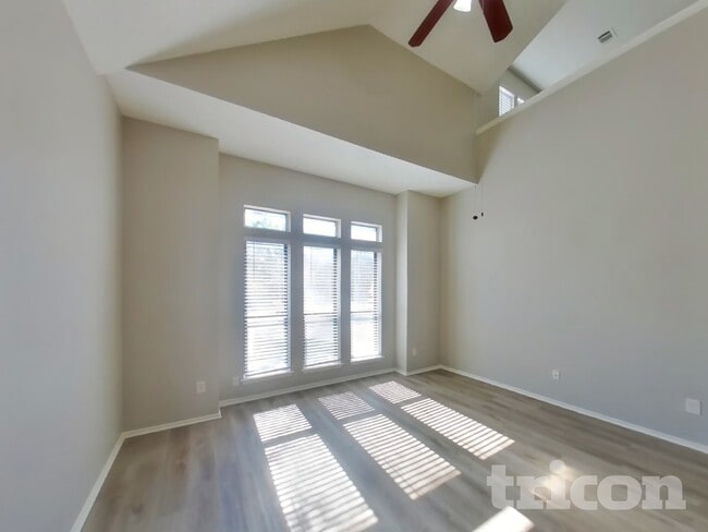 Building Photo - 916 Simon Dr