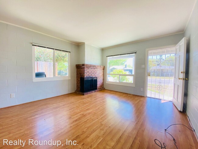Building Photo - 3 br, 1 bath House - 5306 Esmeralda St
