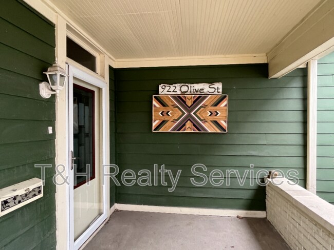 Building Photo - 922 Olive St