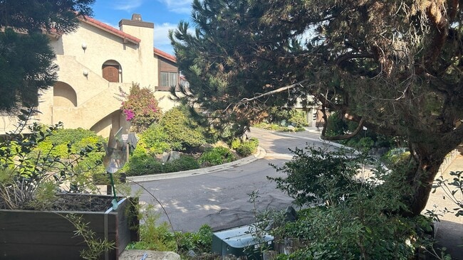 Building Photo - Del Mar Living!
