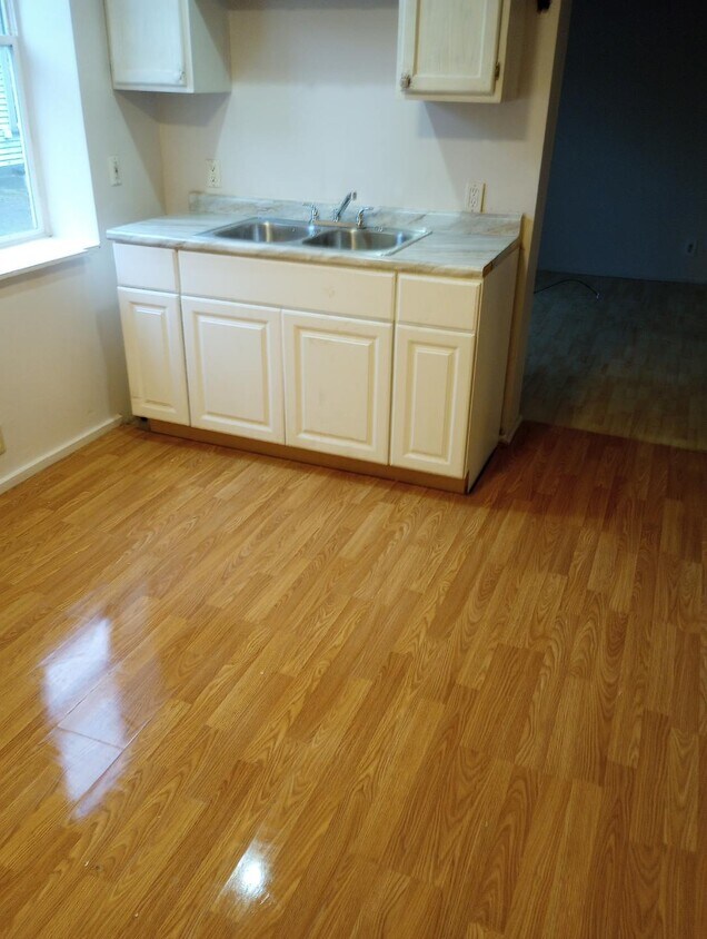 Foto principal - 3148 McClure Ave