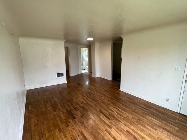 Building Photo - 2 Bedroom/ 1 Bath Unit- Available August 1...