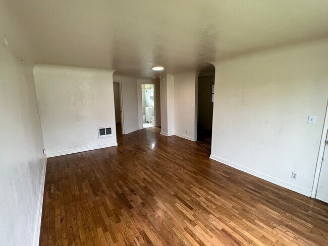 Foto del edificio - 2 Bedroom/ 1 Bath Unit- Available August 1...