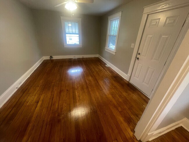 Foto del edificio - One Bedroom House for rent close to Riverm...