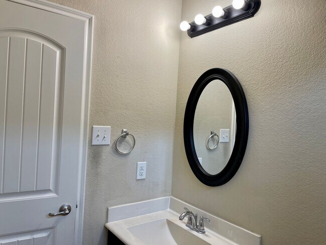 Foto del edificio - Gorgeous 2-story 5-bedroom home!