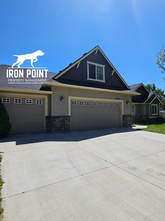 Building Photo - 3bed/2bath w/3 car garage, upstairs bonus room, vaulted ceilings, & fenced yard.