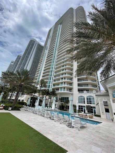 Building Photo - 16047 Collins Ave