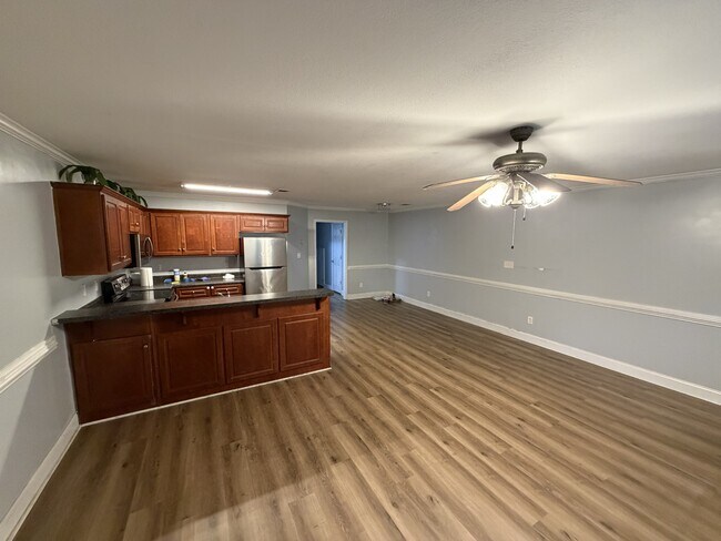 Cocina y sala de estar - 2058 Reserve Ln