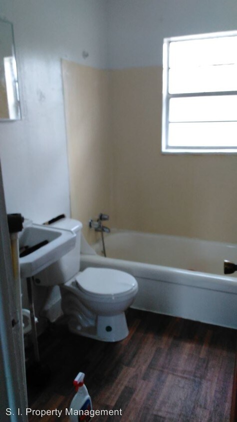 Building Photo - 13 Adrienne Ln