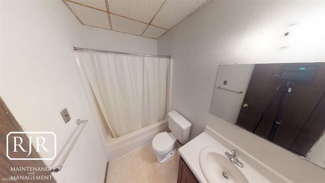 Foto del edificio - 2 br, 1 bath Apartment - 104 6th St NE Apt 2