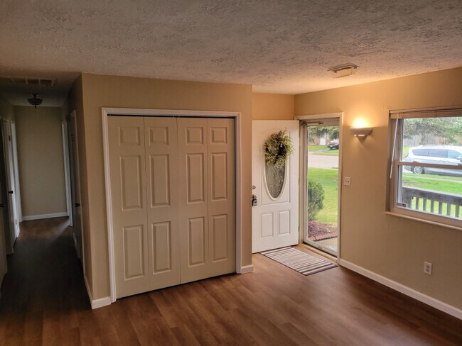 Building Photo - 111 S Kings Chapel Dr