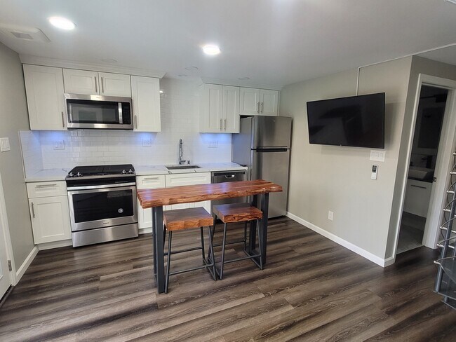 Cocina moderna con electrodomésticos de acero inoxidable. - 750 N Genesee Ave