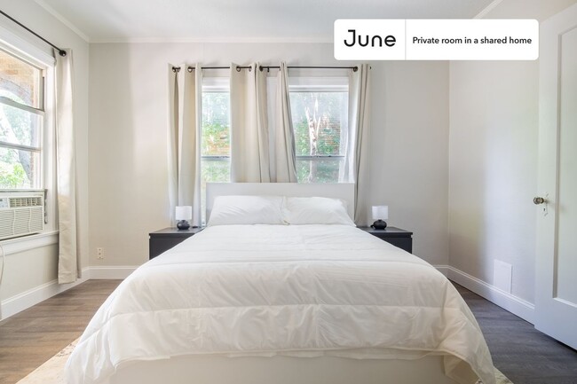 Building Photo - Private bedroom in 4 bed/2 bath Home