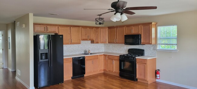 Building Photo - 802 Sunflower Way