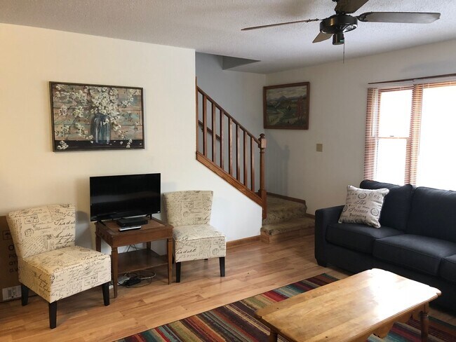 Foto del edificio - **SCHOOL YEAR RENTAL-TWO STUDENT MAX** AVAILABLE MID-AUGUST TO MID-MAY