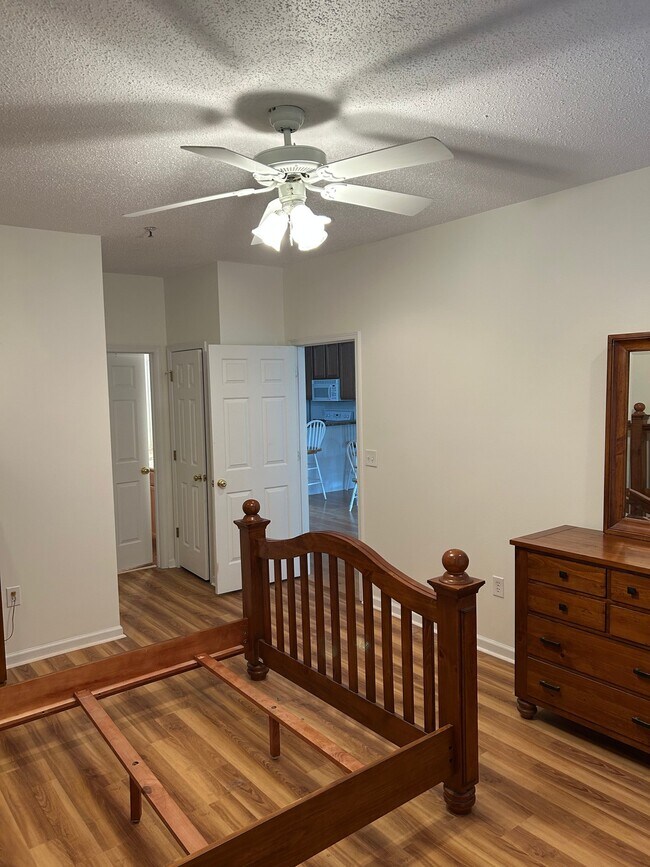 Foto del edificio - 5822 Longwood Dr