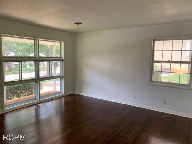 Foto del edificio - 3 br, 2 bath House - 2018 Chambers Dr  NE