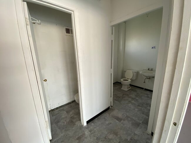 Building Photo - 3214 Ferndale Dr