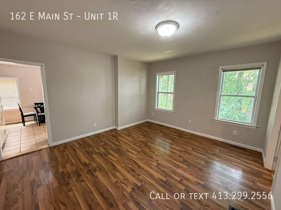 Foto principal - 162 E Main St