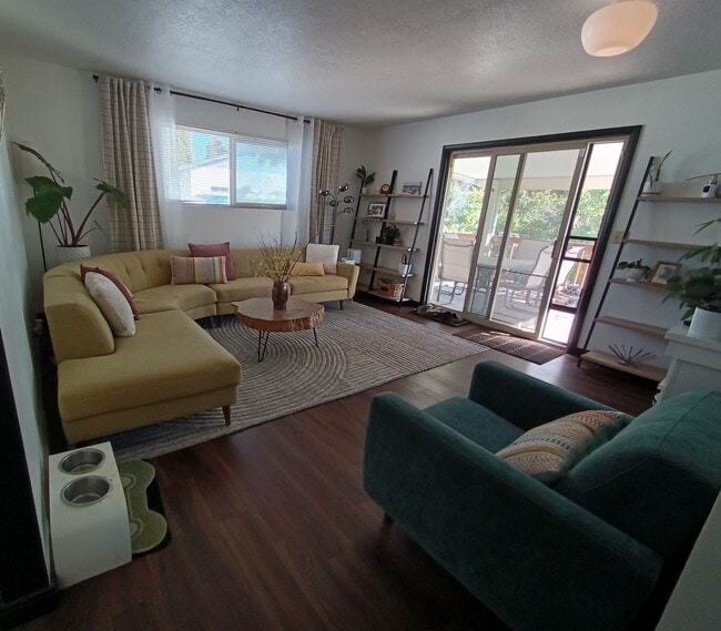 Building Photo - 1656 S Fairway Dr