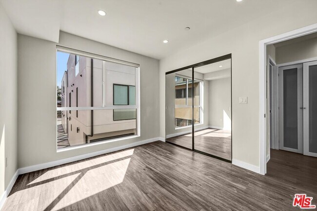 Foto del edificio - 1309 N Sycamore Ave