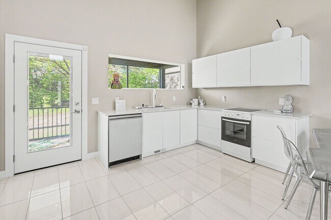 Foto del edificio - Rent: 2 bed unit
