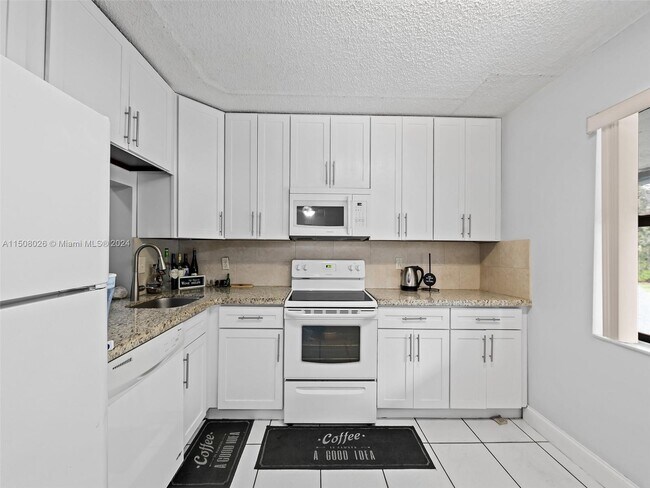 Building Photo - 3868 Carambola Cir N