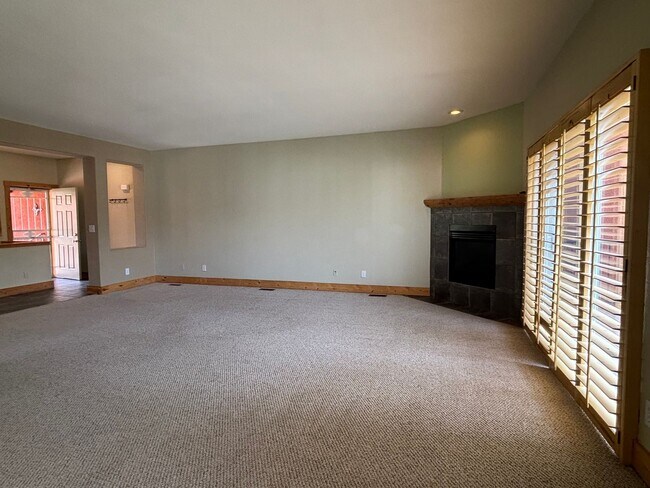 Foto del edificio - 2 Bed/2.5 Bath Townhome with A/C and gas f...