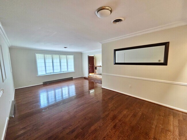 Foto del edificio - Charming 4 BR/3 BA Single-Family Home in B...