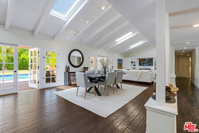 Foto del edificio - 23547 Long Valley Rd