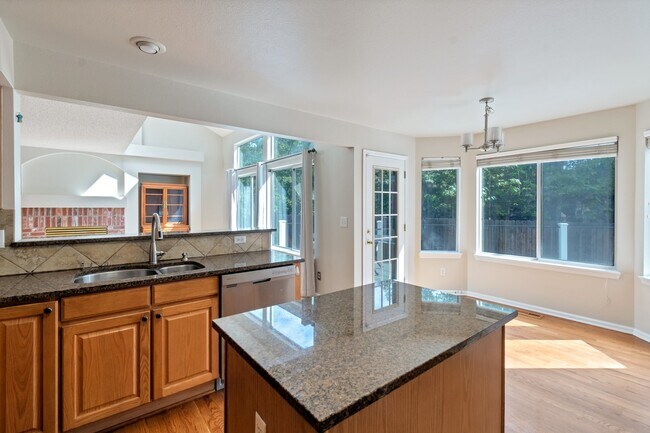 Building Photo - 2152 Holyoke Ln