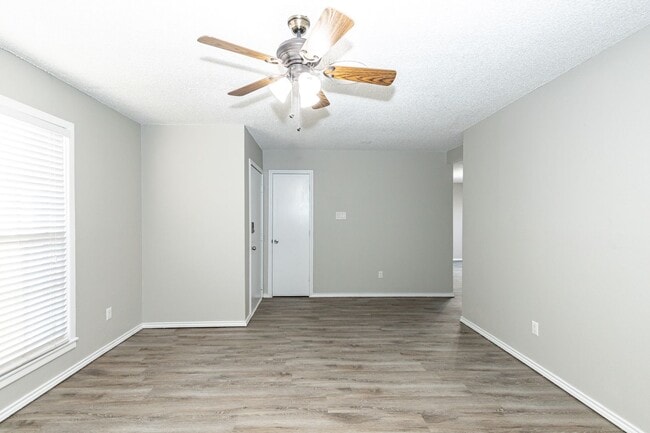 Building Photo - 3 Bedroom House Located Near Mahon Park!