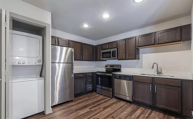 Building Photo - 1925 Moser Ave