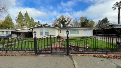 Building Photo - 2461 Gehringer Dr