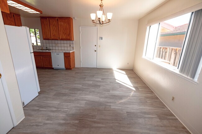 Building Photo - 4/3 near Jollyman Park, Top Cupertino Scho...