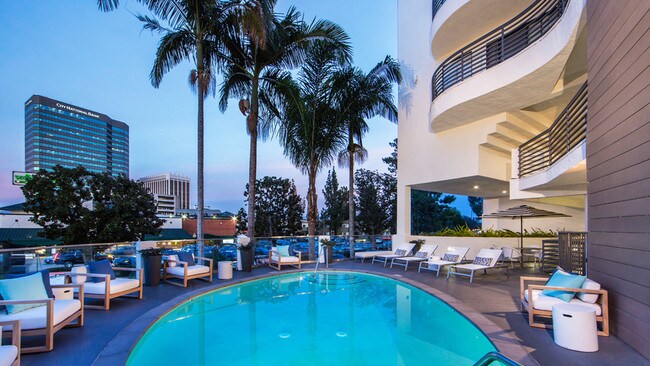 Relájate en nuestra piscina estilo hotel, o disfruta de la vista de nuestra elegante terraza - Alister Sherman Oaks
