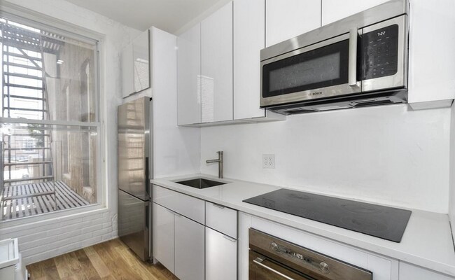 Building Photo - 326 Eldert St