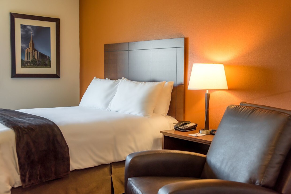 Room - 3050 E Jewel St