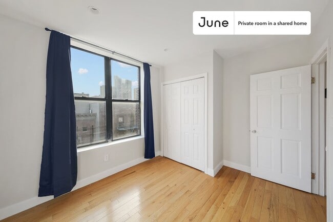 Building Photo - Private bedroom in 4 bed/2 bath Home
