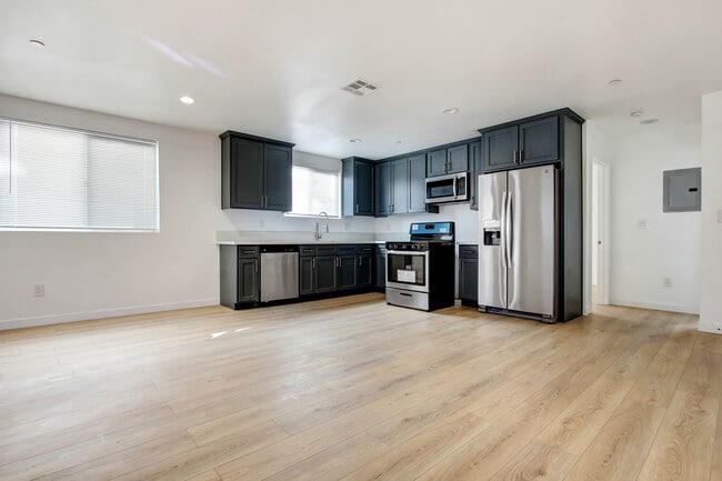 Building Photo - 2437 Malabar St