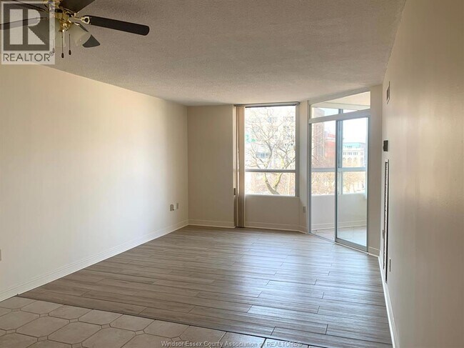 Photo du bâtiment - 75 Riverside Dr E