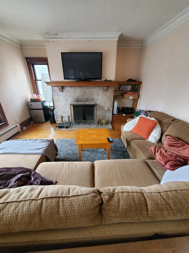 Building Photo - Beautiful 3BED/1BATH East Side Upper Unit