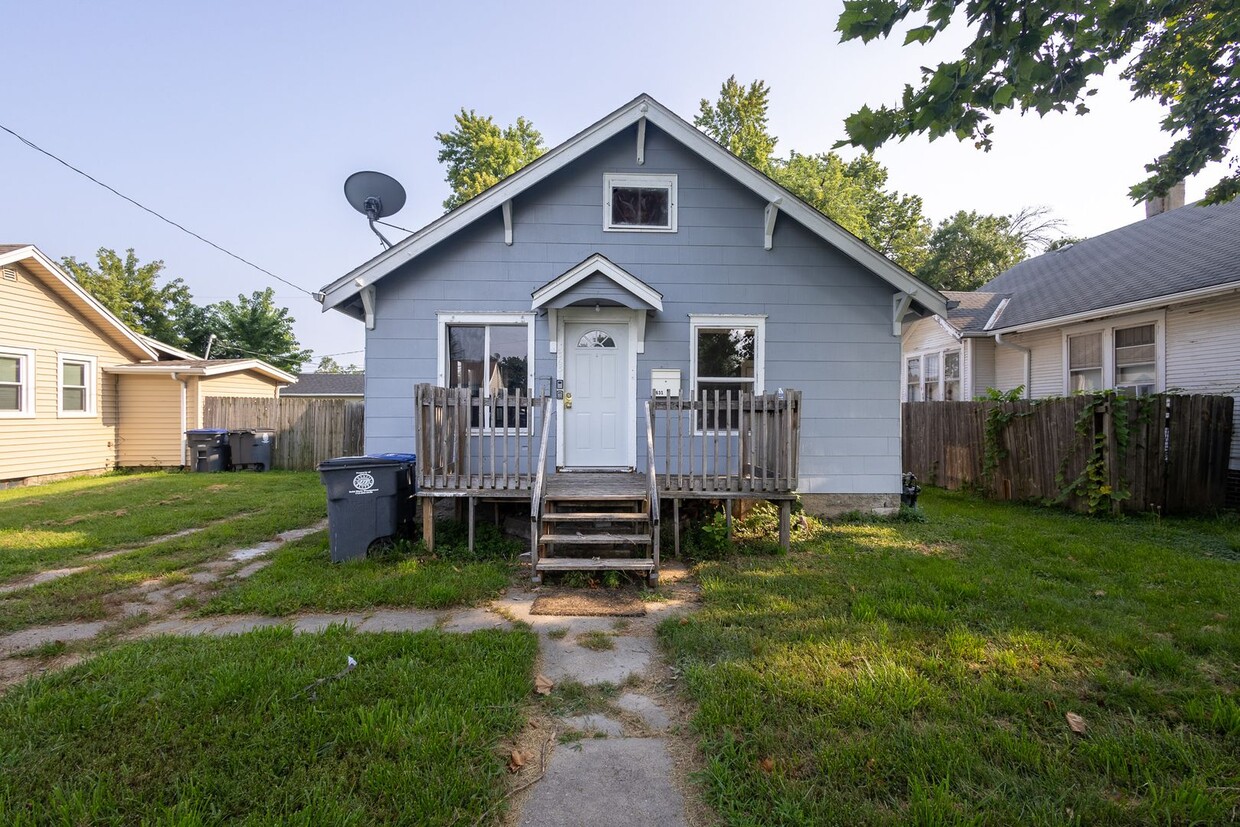 Primary Photo - Renovated 2 bedroom/1 bathroom House in Co...