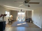 Sala de estar con acceso a una terraza de gran tamaño para contemplar la puesta de sol. - 387 Eichybush Rd