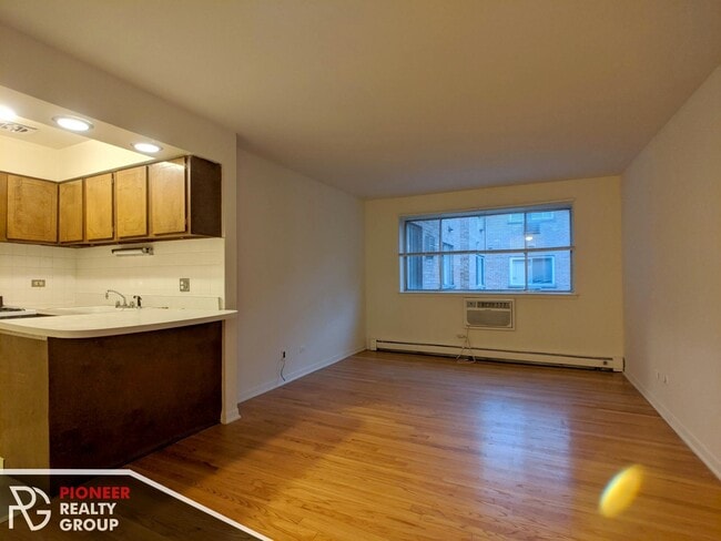 Building Photo - 531 W Aldine Ave