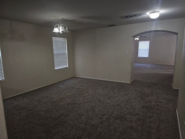 Building Photo - Huge House in a great area