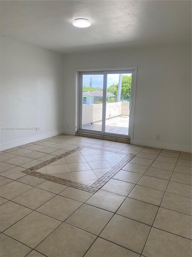 Foto del edificio - 6250 Bird Rd
