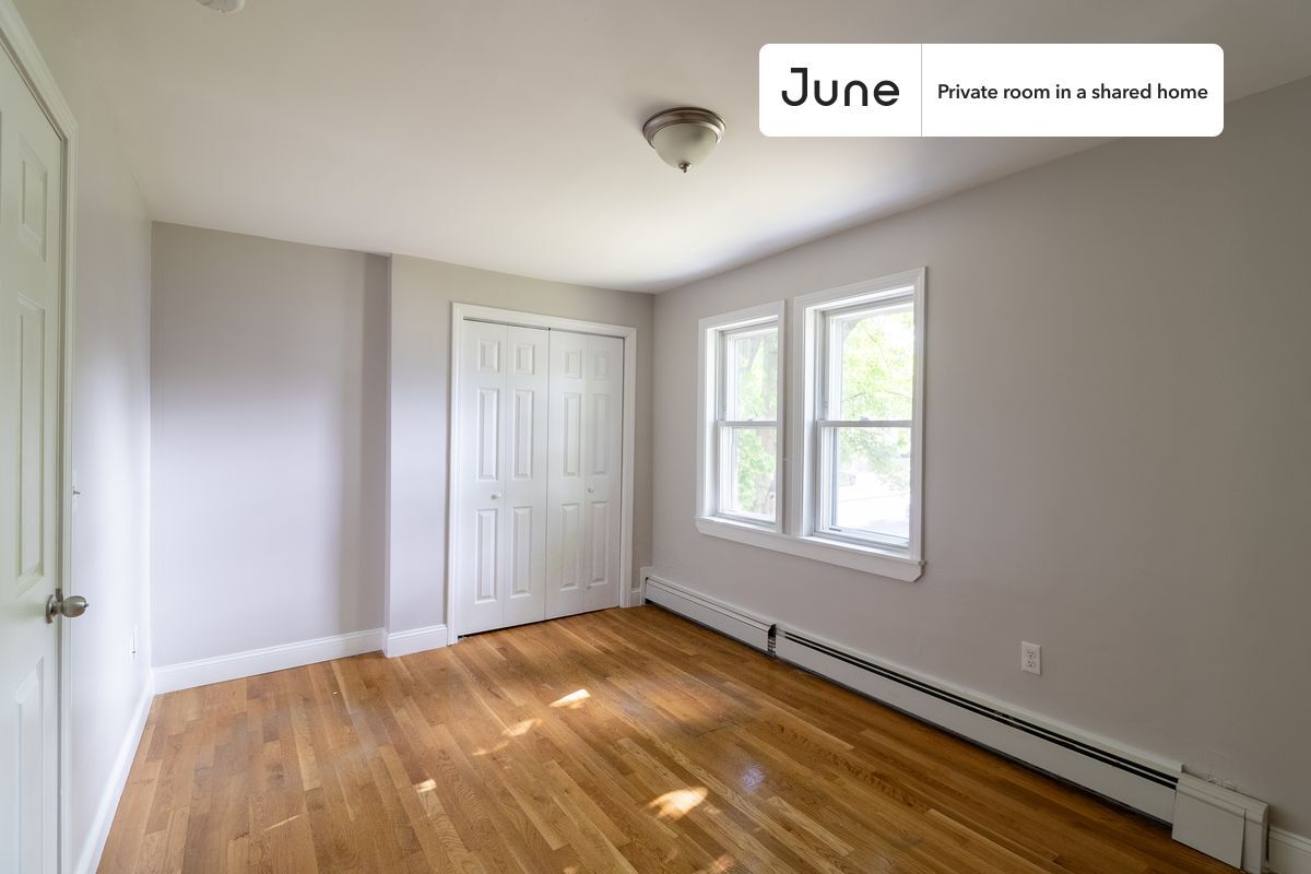 Foto principal - Private bedroom in 5 bed/1.5 bath Home