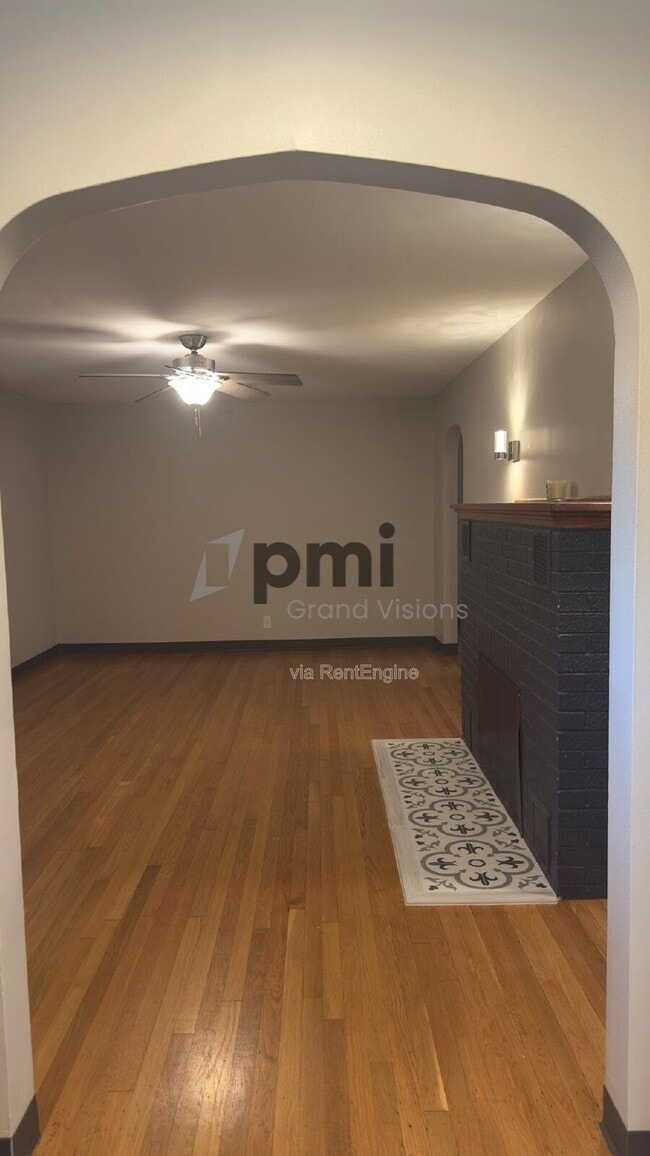 Building Photo - 1528 Division St