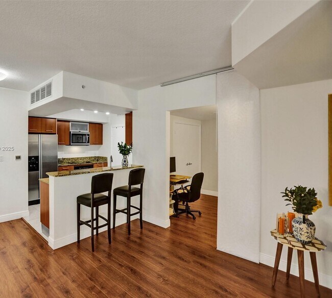Foto del edificio - 9066 SW 73rd Ct